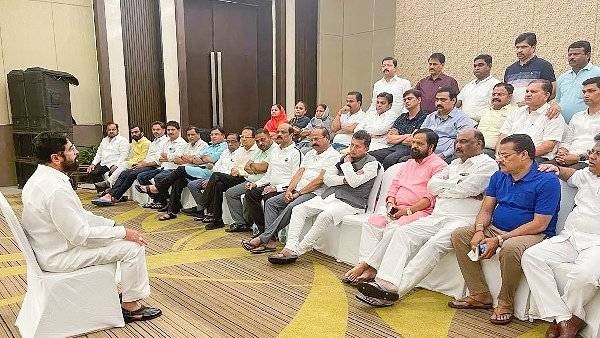 దాడులు చేస్తున్న శివ సైనికులు