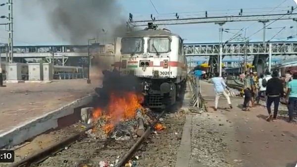 Agnipath scheme: Protestests havoc in Secunderabad Railway station, protests continues Agnipath scheme: Protestests havoc in Secunderabad Railway station, protests continues