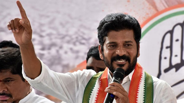 కారు దిగే వారికి కార్పెట్ వేస్తున్న రేవంత్ రెడ్డి
