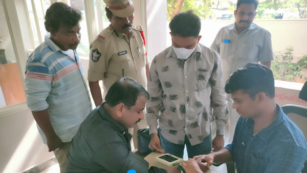 vijaywada acp ravikiran changes as doctor- saved pcc chief sailajanath in police station vijaywada acp ravikiran changes as doctor- saved pcc chief sailajanath in police station