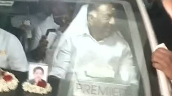 పన్నీర్ మీద నీళ్ల బాటిల్స్ విసిరేసి ?