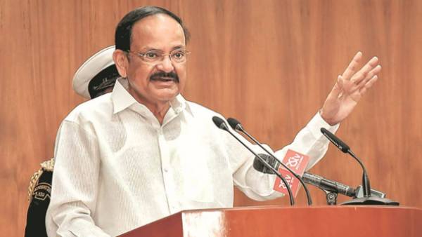 హడావిడిగా ఢిల్లీకి బయలుదేరి వెళ్లిన వెంకయ్యనాయుడు