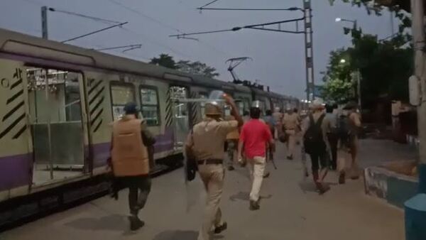 Protestors vandalise train, loot shops in Bengal Protestors vandalise train, loot shops in Bengal