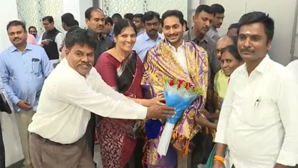 1998 dsc candidates met cm jagan, express gratitude- says he gives new life to them 1998 dsc candidates met cm jagan, express gratitude- says he gives new life to them