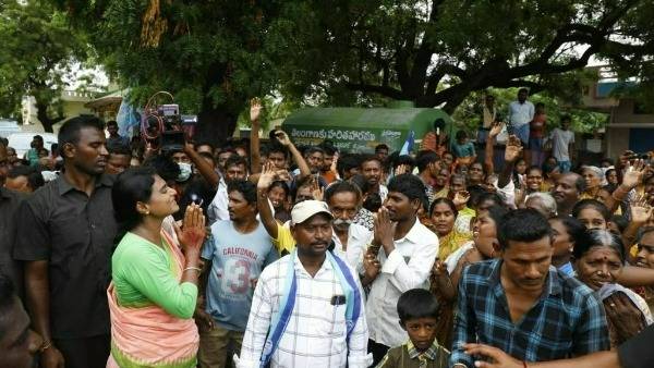 ఎస్టీ బంధు, బీసీ బంధు అంటాడు, మోసపోవద్దని హితవు