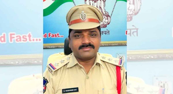 కారు ఇవ్వని కాప్..