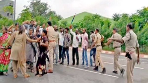 VRAs tried to stop minister errabelli at jangaon collectorate, tension erupted VRAs tried to stop minister errabelli at jangaon collectorate, tension erupted