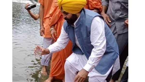 Punjab CM Bhagwant Mann was admitted to a hospital in Delhi after he suffers stomach ache. Punjab CM Bhagwant Mann was admitted to a hospital in Delhi after he suffers stomach ache.