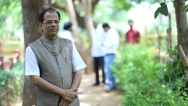 పాదాభివందనం చేసి పొడిచిపారేశారు