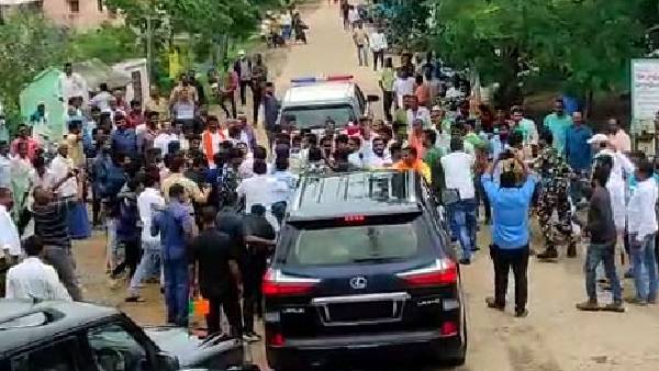 BJP MP Dharmapuri Arvind convoy attacked in Erdandi village. BJP MP Dharmapuri Arvind convoy attacked in Erdandi village.
