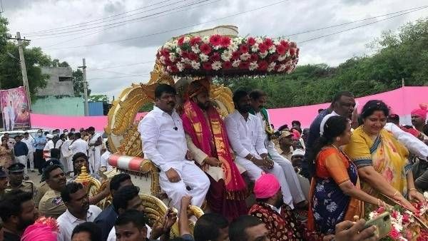 కత్తి తీసి చూపిస్తూ కాకతీయుల వారసుడి రాజసం