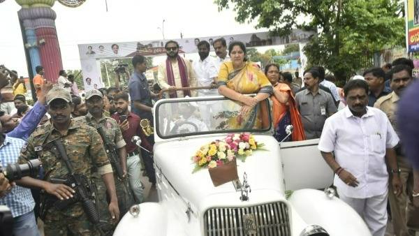 కాకతీయ వారసుడికి ఘన స్వాగతం పలికిన మంత్రులు..