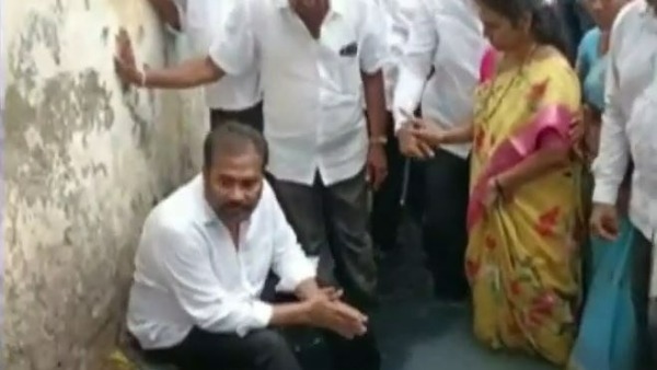 Ruling YSR Congress Party MLA Kotamreddy Sridhar Reddy protest in drainage canal in Nellore Ruling YSR Congress Party MLA Kotamreddy Sridhar Reddy protest in drainage canal in Nellore