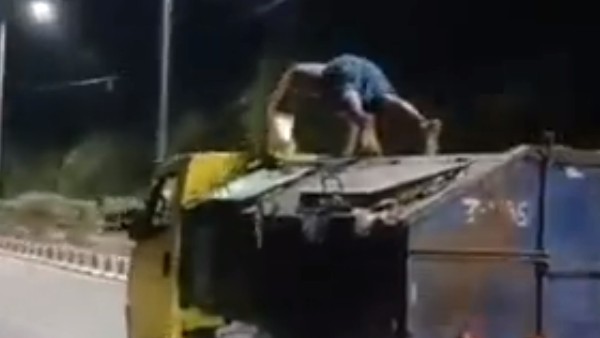 A Man doing pushups on running garbage truck, video goes viral A Man doing pushups on running garbage truck, video goes viral