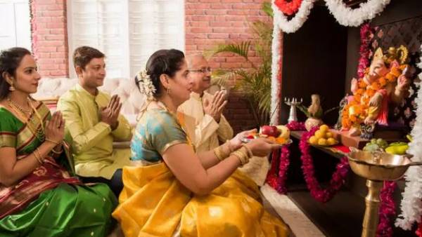 పూజలు చెయ్యటానికి కచ్చితంగా తలస్నానం చెయ్యాల్సిందే