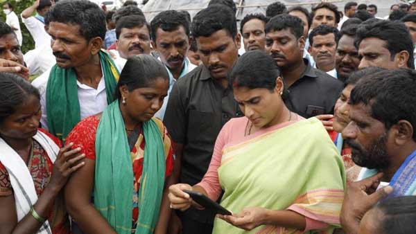 పోడు భూముల పట్టాలు అడుగుతున్న కుటుంబాలను వేధిస్తున్నారు