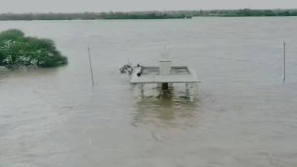 జేసీబీతో మత్తడి తీసి