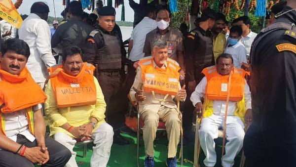 tdp chief chandrababu visited godavari flood affect areas in eluru district today tdp chief chandrababu visited godavari flood affect areas in eluru district today