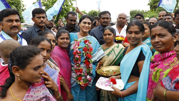 ఎకరాకు బోడి రూ.5వేలు ఇచ్చి,రైతులు కోటీశ్వరులయ్యారని చెప్తారా?