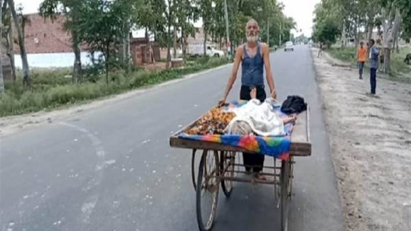 కన్నతల్లిని బతికించుకునేందుకు తోపుడు బండిపై ఆస్పత్రికి... ఆ తర్వాత