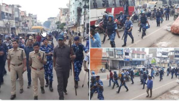  శాంతి భద్రతలపై కేసీఆర్ సమీక్ష: పోలీసుల వలయంలో పాతబస్తీ, దుకాణాలు బంద్