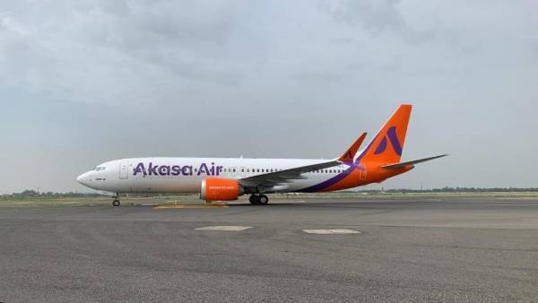 rakesh jhunjhunwala launches indias newest airline akasa, first flight from mumbai rakesh jhunjhunwala launches indias newest airline akasa, first flight from mumbai