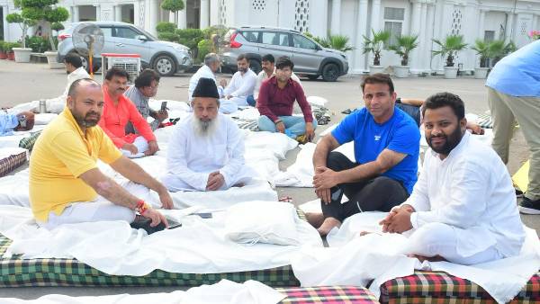 ఢిల్లీ అసెంబ్లీలో రాత్రంతా ఆప్ ఎమ్మెల్యేల నిరసన-లెఫ్టినెంట్ గవర్నర్ పై సీబీఐ దర్యాప్తుకు డిమాండ్