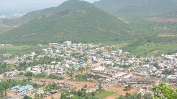 సింహాచలం ఆస్తుల్ని మీరెలా క్రమబద్దీకరిస్తారు ? జగన్ సర్కార్ కు హైకోర్టు ప్రశ్న-పేదలకు పంచేస్తారా ?