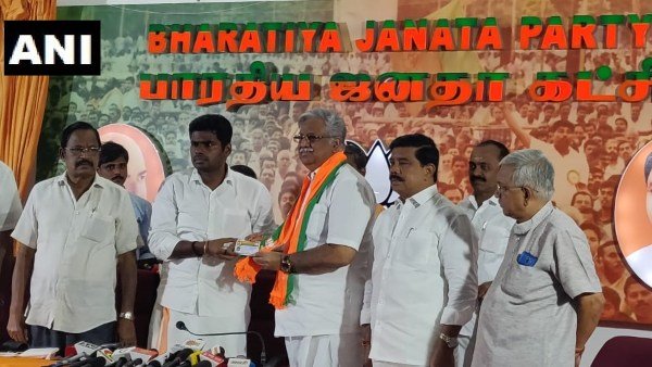 బీజేపీ తీర్థం పుచ్చుకున్న అర్జున్ మూర్తి