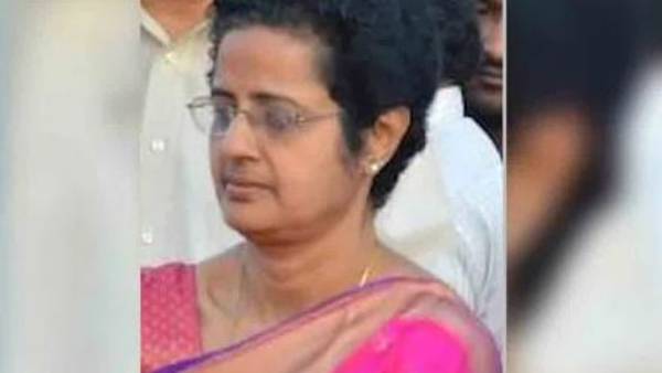 తరలి వస్తున్న కుటుంబ సభ్యులు
