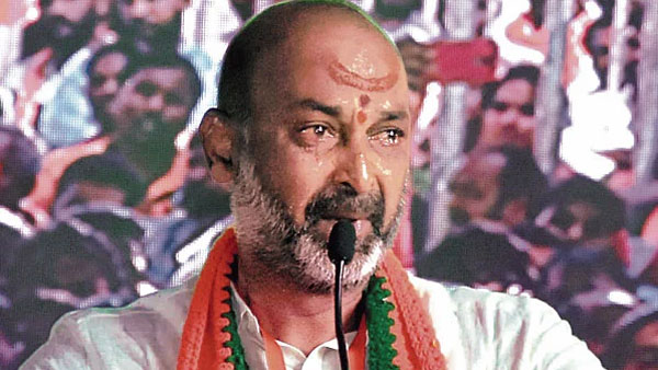 బండి సంజయ్ కంట కన్నీరు - చనిపోతే తమపై కాషాయ జెండా కప్పి..!!