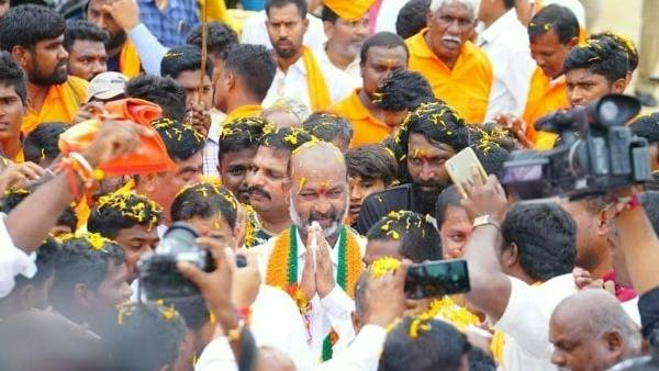 వెయ్యి బెలూన్లు.. వెయ్యి క్రాకర్స్ షాట్స్.. డప్పు వాయిద్యాలతో కమల దండు హంగామా