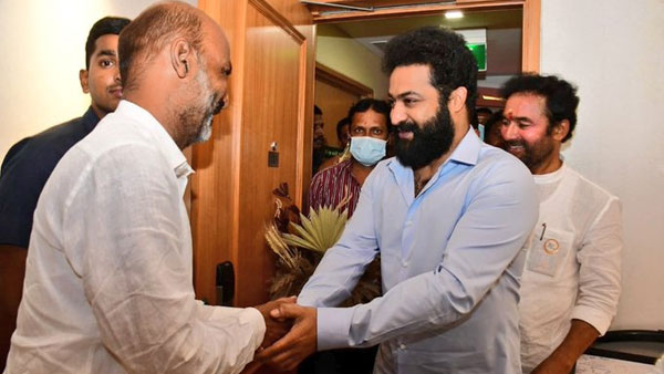 అప్పుడు తిట్టిండ్రు.. ఇప్పుడు దండాలు పెడుతుండ్రు.. సోషల్ మీడియాలో వైరల్