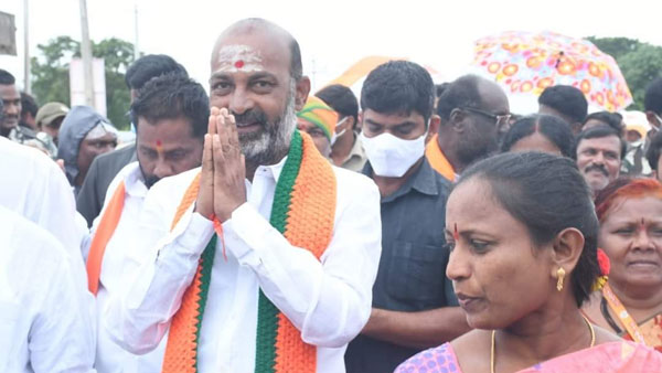 బండి సంజయ్ పాదయాత్రకు అనుమతివ్వాలని హైకోర్టులో బీజేపీ పిటిషన్‌; కొనసాగుతున్న ఉత్కంఠ!!