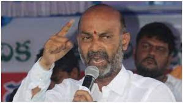 బండి సంజయ్ పాదయాత్ర ఆపాలంటూ సర్కారు వేసిన పిటిషన్ విచారణ వాయిదా