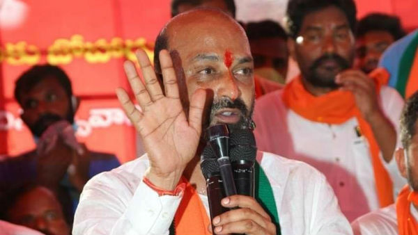 బండి సంజయ్ పాదయాత్రలో ఉద్రిక్తత: టీఆర్ఎస్ వర్సెస్ బీజేపీ.. రాళ్ళదాడి; భగ్గుమన్న బండి సంజయ్!!