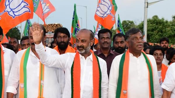 బండి సంజయ్ పాదయాత్రను వదలిపెట్టని తెలంగాణా ప్రభుత్వం; డివిజన్ బెంచ్ లో పిటీషన్.. విచారణ