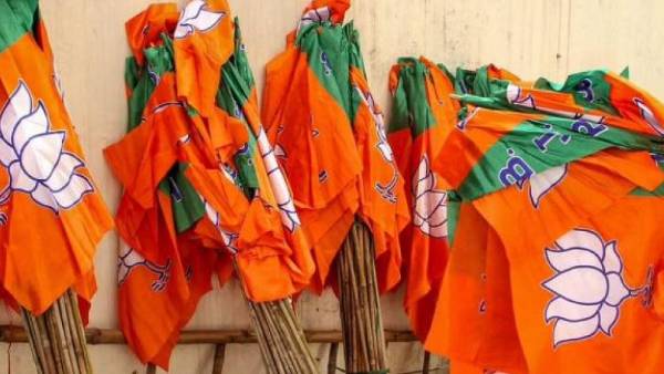 బీజేపీ చేతికి చిక్కుకుంటున్న 