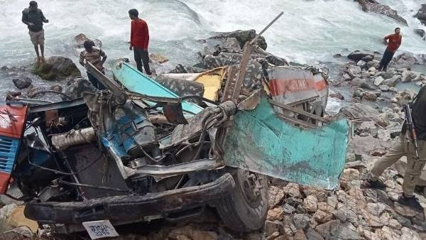 atleast 6 jawans killed in bus falls into river accident in pahalgam of Jammu and Kashmir atleast 6 jawans killed in bus falls into river accident in pahalgam of Jammu and Kashmir