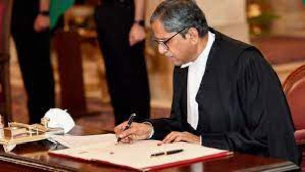 జస్టిస్ ఎన్వీ రమణ రొమాంటిక్ నవల రాయబోతున్నారా - బయట పెట్టిన న్యాయాధికారి..!!