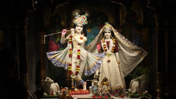 దేశవ్యాప్తంగా కృష్ణాష్టమి వేడుకలు: వడోదర కృష్ణుడికి బంగారు ఊయల; భక్తులతో సందడిగా ఇస్కాన్ ఆలయాలు