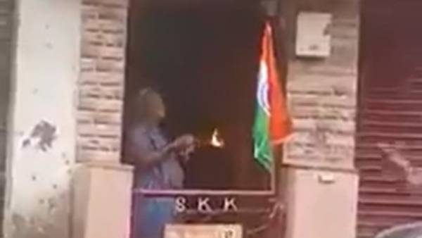 Viral Video: జాతీయ జెండాకు పూజ చేసిన వృద్ధురాలు.. వీడియో వైరల్..