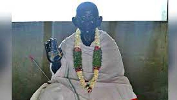 సమీప గ్రామాలలో పెళ్లి చేసుకునే జంటలకు పట్టు వస్త్రాలు అందిస్తున్న చారిటబుల్ ట్రస్ట్