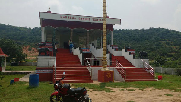 75ఏళ్ళ స్వాతంత్ర్య వేడుకల వేళ.. మహాత్ముడి ఆలయానికి పాదయాత్రగా వెళ్తున్న భక్తులు.. ఎక్కడో తెలుసా!!