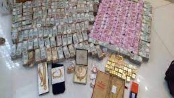 Rs 58 crore cash, 32 kg gold seized in I-T dept Rs 58 crore cash, 32 kg gold seized in I-T dept
