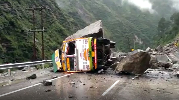 95 corporators from andhra stuck on ghat road with landslide at kullu manali-chandigarh 95 corporators from andhra stuck on ghat road with landslide at kullu manali-chandigarh
