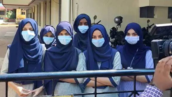 Hijab: హిజాబ్ దెబ్బతో ఎంతమంది ముస్లీం అమ్మాయిలు యూనివర్శిటీలో టీసీలు తీసుకుని వెళ్లిపోయారంటే?! 