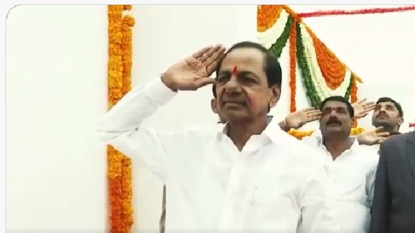 తెలంగాణ జాతికే గర్వకారణం... గోల్కొండ కోటపై కేసీఆర్ జెండా ఆవిష్కరణ