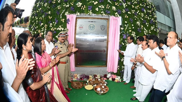 పోలీసులకు సెల్యూట్ అంటూ కేసీఆర్