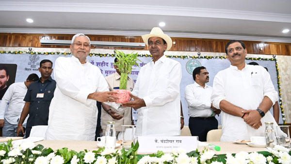 కేసీఆర్‌పై బీహార్ సీఎం ప్రశంసలు: నితీష్‌ను కూర్చోవాలంటూ తెలంగాణ సీఎం